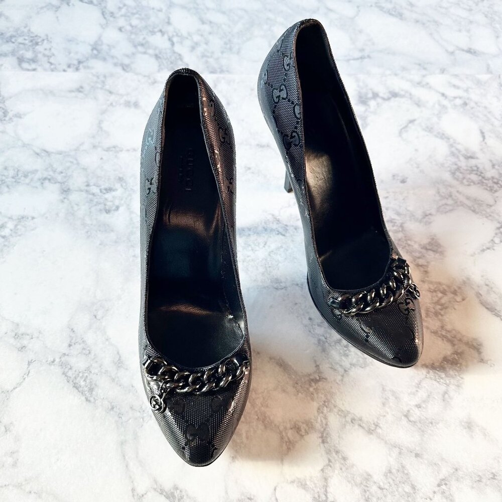 Gucci GG Imprime Black Leather Chain Charm Pumps - Picture 2 of 15